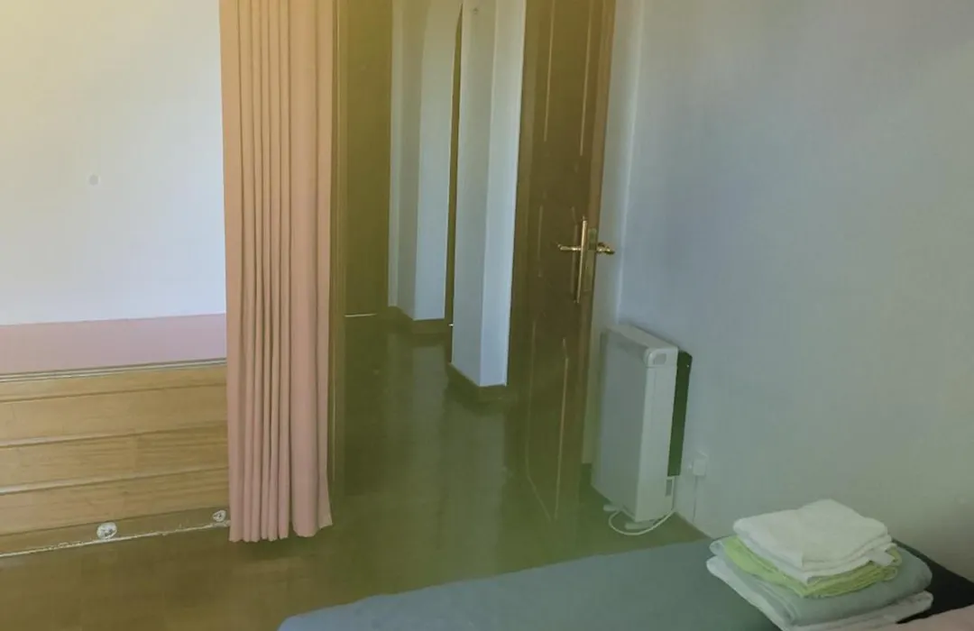 Comfy Room Near Metro And Airport-1